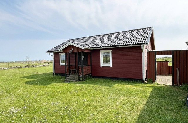 Red cozy cottage with sea view | SE04035