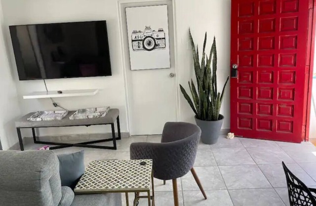 Red Door Lovely 1 Bedroom unit with small patio