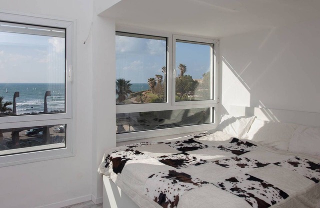 Red Gordon Beach Apartment