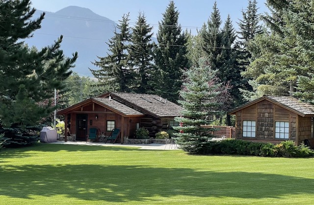 Red Lodge MT Getaway, Hot Tub, Fire pit, just minutes from town, hiking/fishing