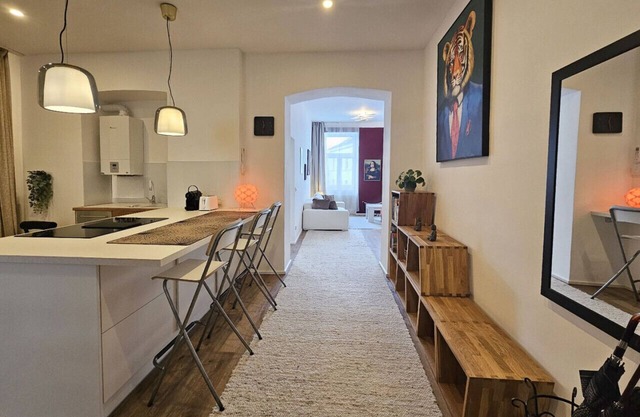 Red Palm - central, cozy