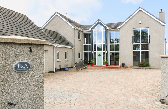 RED ROBIN'S ANNEX, pet friendly, character holiday cottage in Lurgan