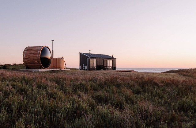 Red Rock Hut - oceanfront tiny house on King Island with hot tub and sauna