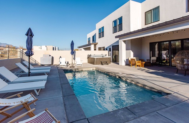 Red Rock Place - Private Pool & Hot Tub - 6 Bedroom