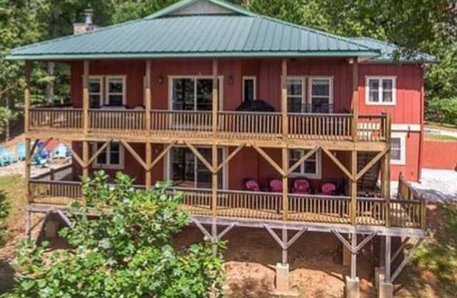 Red Rooster Family Cabin w/Hot Tub+Fire Pit+View