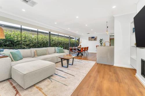 Redbrick Retreat - Generous Coastal Escape