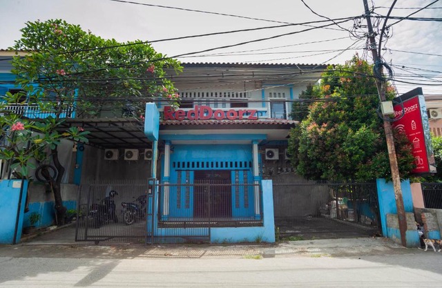RedDoorz near Margonda Raya