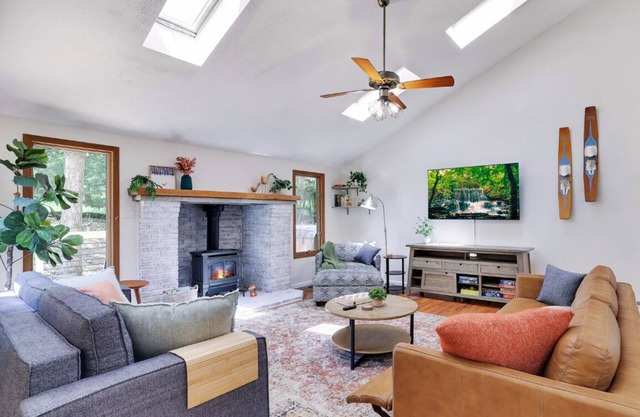 RedFoxDen: Pet-Friendly Cabin Near Lake + Hot Tub