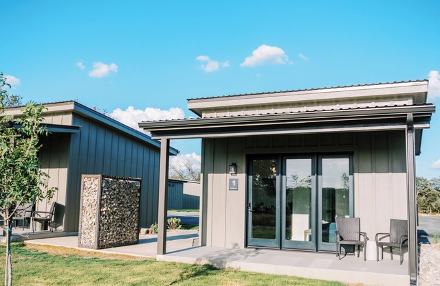 Redstone/Casita #1 - Private Porch, Luxury, Country Feels, Walk to Wineries n