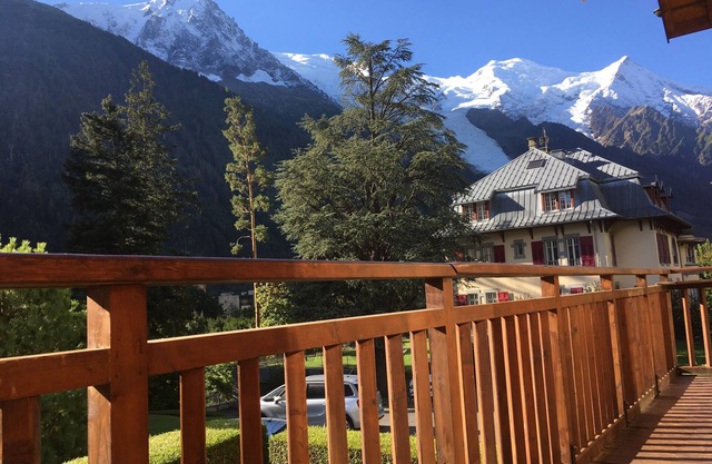 Refined apartment Chamonix center, large balcony Mont Blanc view, garden, quiet area