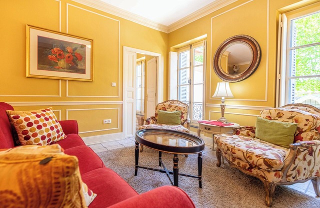 Refined apartment just a stone's throw from the Museum of Fine Arts In the heart of the lively city