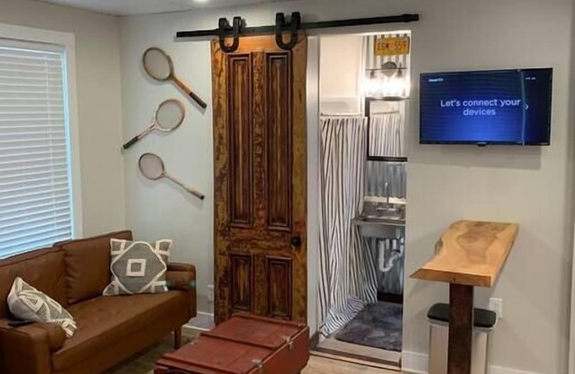 Refined Studio, New Construction, 1 Mile From Town