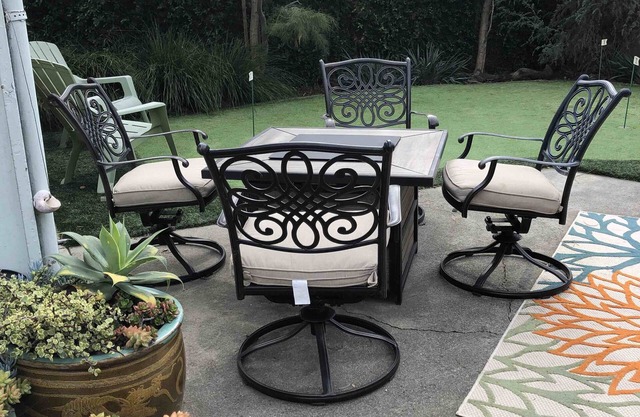 Refresh and relax in this garden oasis or on the beach 4 blocks away