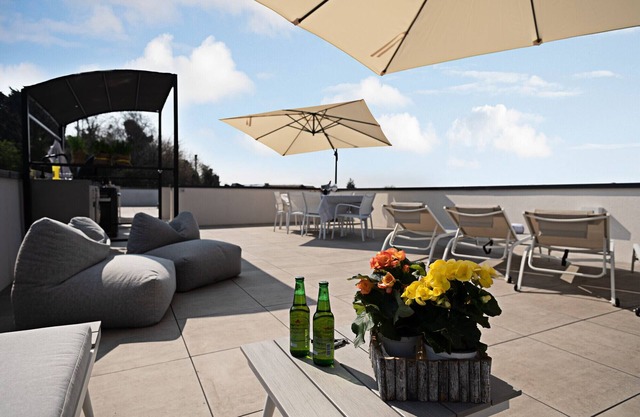 Regarda - "Zoe" appartment with pool and large lake-view terrace