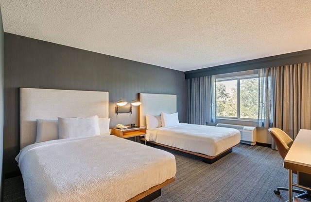 Relax and Recharge! TWO Classy Units, Swimming Pool, Free Parking, Pets Allowed!