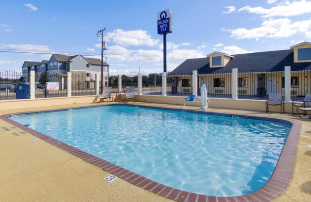 Relax and Unwind! Free Parking, Onsite Pool, Near Port Aransas Museum
