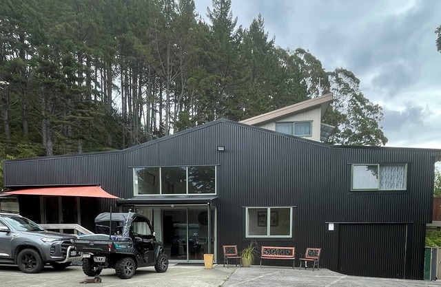 Relax and unwind in Quality accommodation - 2 min drive to beach.