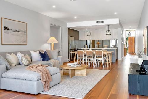 Relax at Ronnie's - Coastal Elegance near the Beach