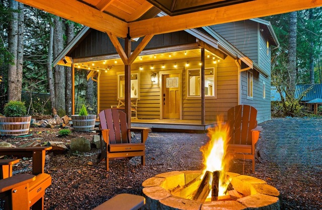 Relax by Rainier: Luxe King, Full Kitchen, Covered Fire Pit, AC, 5 mi to Park