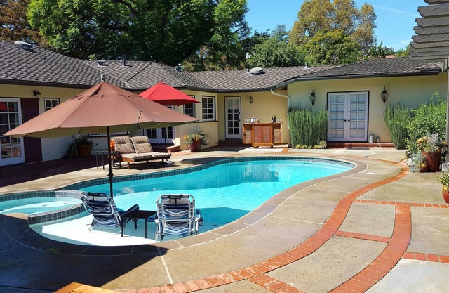 Relax by the Pool at Garden Casa de La Altadena, enjoy the peace by Eaton Canyon