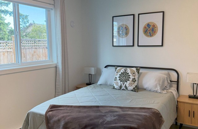 Relax & Explore – Cozy Suite Near Victoria