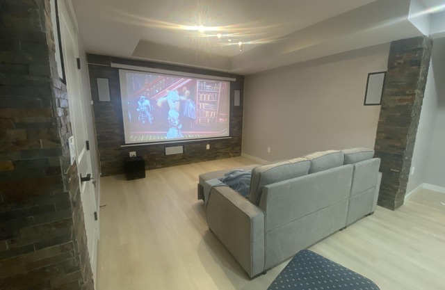 Relax, feel home: 2 Bed, Large Living & Home Theatre green home upscale neighbor