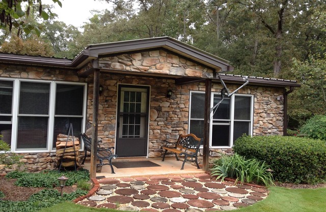 Relax on the shore of Lake Hartwell in our Fair Play retreat