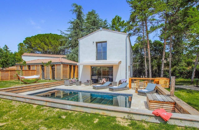 Relax to the fullest in this idyllically located vacation home with pool.