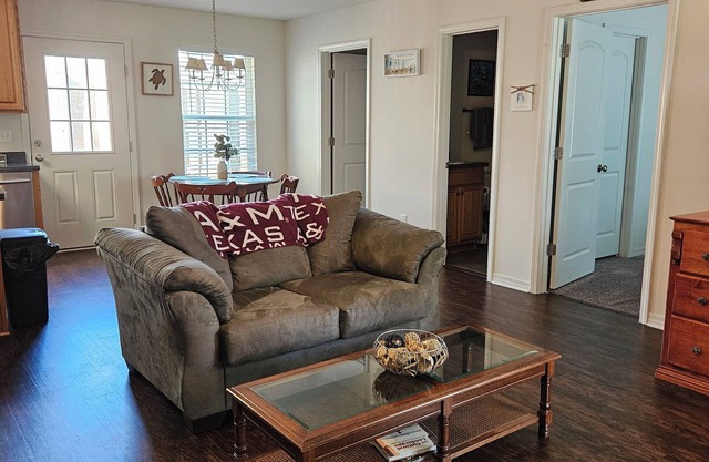 Relax & Unwind at This Charming West Mobile Getaway! 2BR/2BA Guesthouse Retreat!