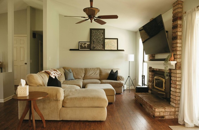 Relax with the family in this beautiful 3 bedroom, 1 nursery, 2 bathroom home!