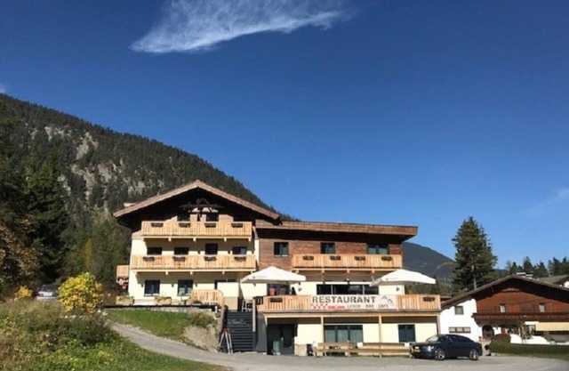 Relax wonderfully, and into an apartment with a view of the slopes/mountains.