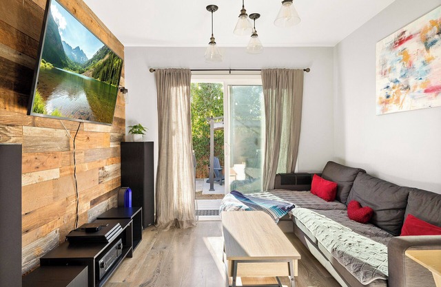 Relaxation at its finest! Modern cozy home with WiFi and AC in San Fernando