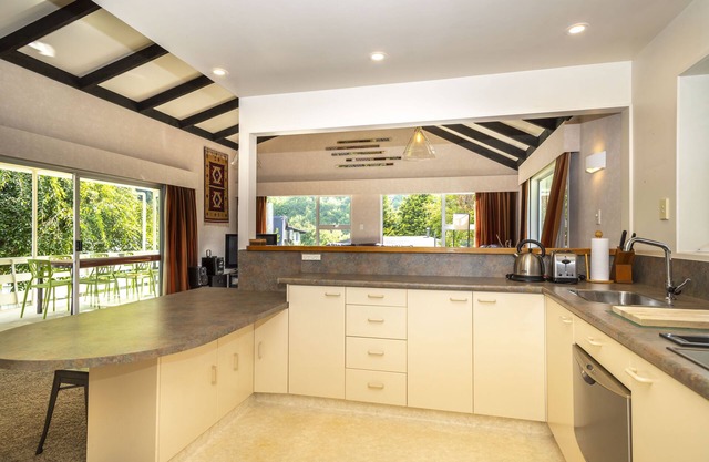 Relaxed Arrowtown stay minutes from Town Centre with games room