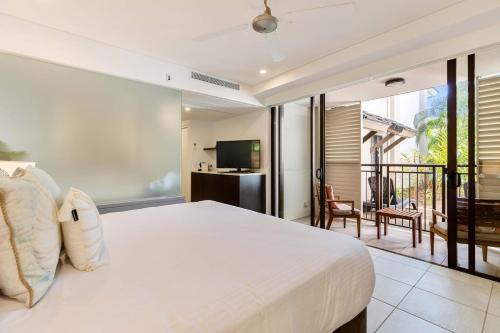 Relaxed Swim-out Nook by Four Mile Beach