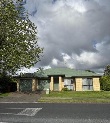 Relaxing 3BR Home by Wattle Downs Reserve