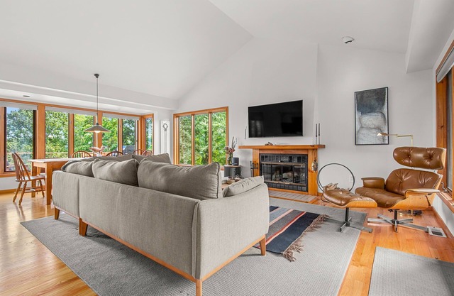 Relaxing Catskill Escape, Mountain Views Hot Tub Fire Pit Heated Pooln