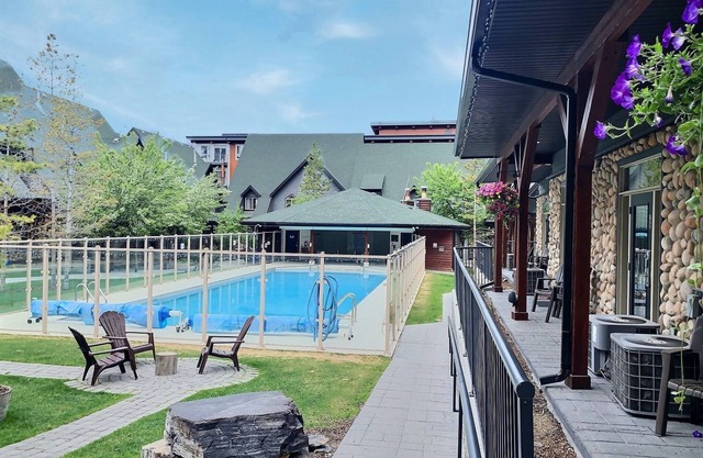 Relaxing Chalet - Heated Pool & Hot Tub - Pet Friendly