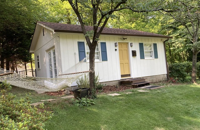 Relaxing Cottage close to everything! Perfect for 2!Wi-Fi, Keurig,Outside space!
