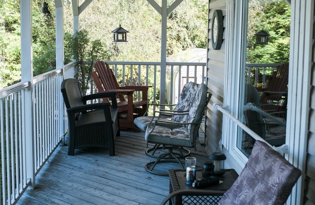 Relaxing Cottage on a 3 acre property on the Ottawa River. 5 bedroom