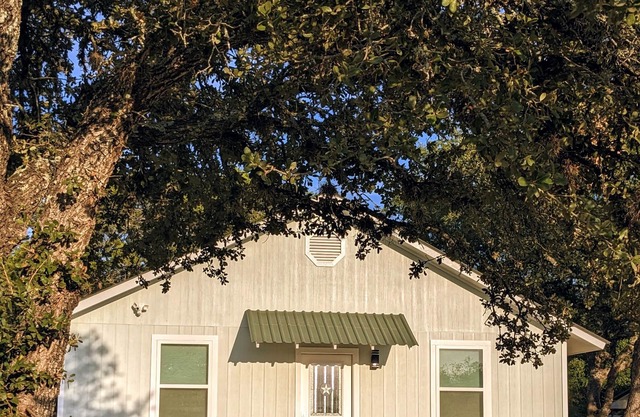 Relaxing Cottage with 3-bedrooms on 4-acres