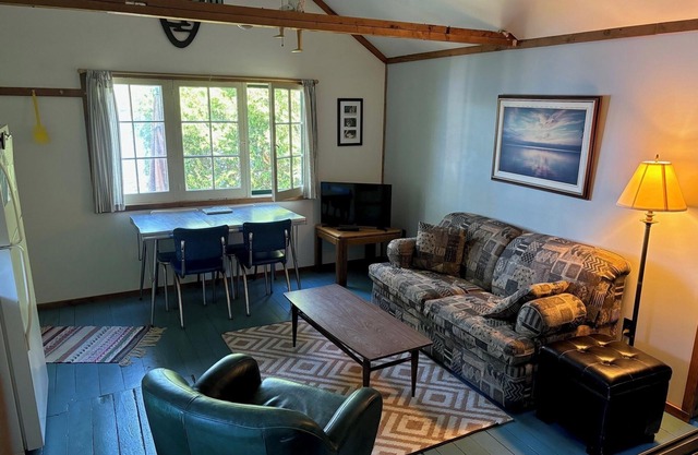 Relaxing Dog Daze Cottage Retreat at the Lake Edge Cottages!