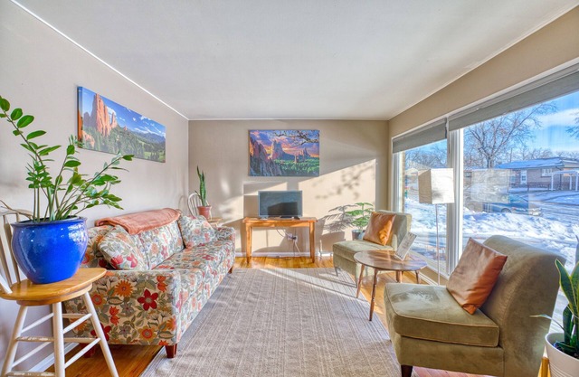 Relaxing Dog-Friendly House w/a King Bed, Ping-Pong Table, Dog Door to Backyard
