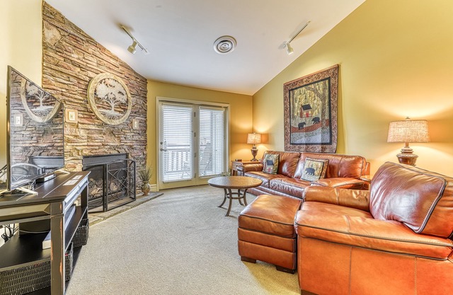 Relaxing downtown condo with free attraction tickets, fireplace, & hot tub/pool