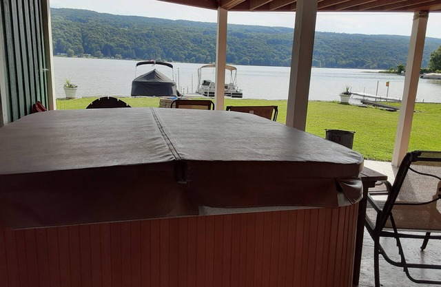 Relaxing, FUN, Comfortable Home on 50 ft. Flat Waterfront. 25 steps to the lake!