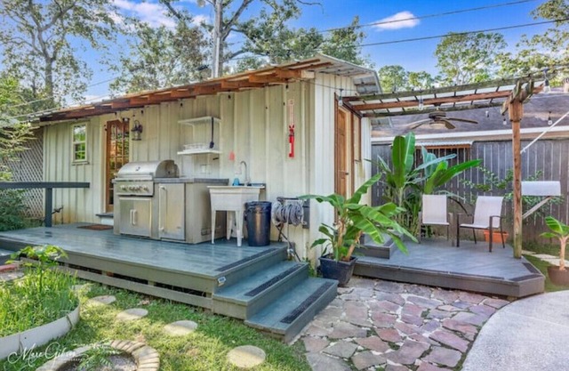 Relaxing garden cottage with saunan