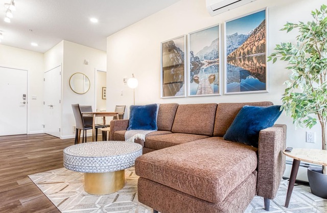 Relaxing Getaway/King Bed/Rooftop Patio/Downtown