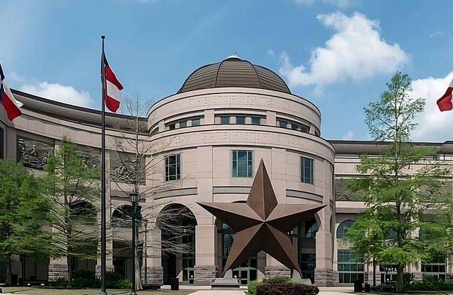 Relaxing Getaway! Swimming Pool, FREE Parking, Near LBJ Presidential Library!