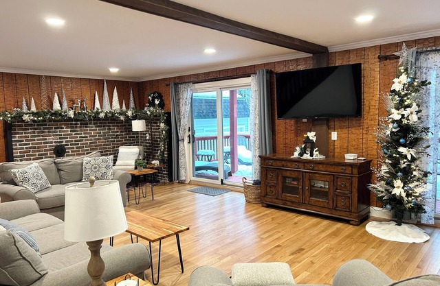 Relaxing Gunstock Chalet! Near Lake Winnipesaukee and Gunstock Mountain!