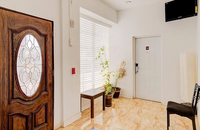 Relaxing Hideaway in Dilley! 3 Convenient Units! Free Breakfast, Onsite Parking!