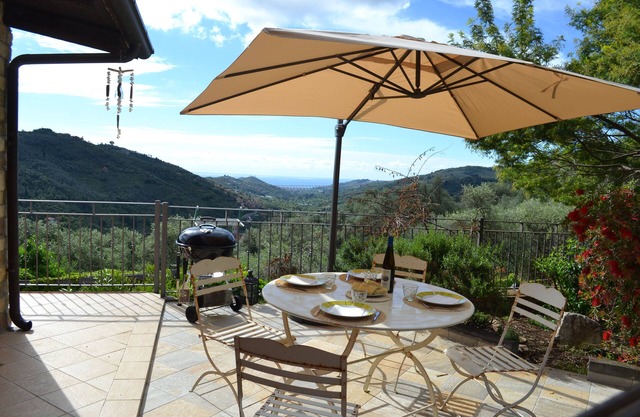 Relaxing House surrounded by Olive trees, wonderful sea view